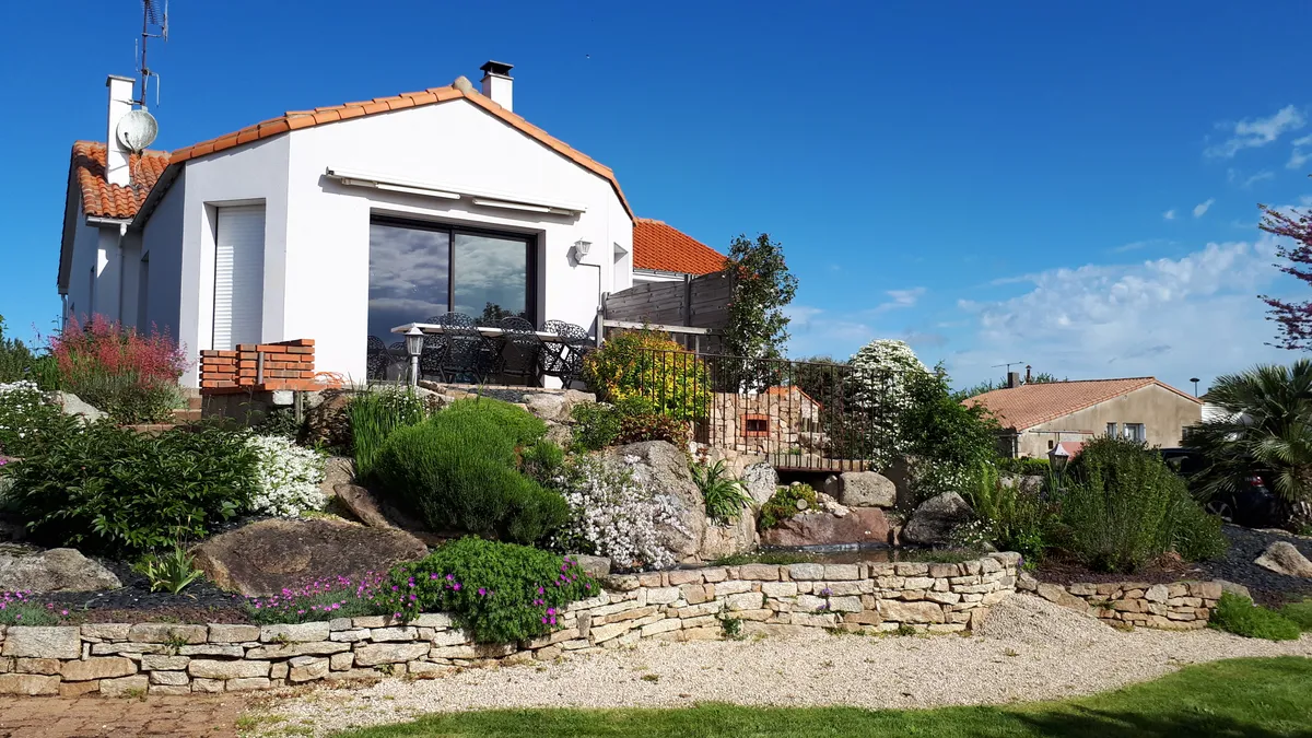Le jardin du Gîte du Coteau, location de vacances aux Herbiers près du Puy du Fou